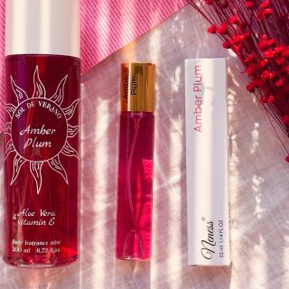 Amber Plum – vůně, která tě zahalí do elegance a smyslnosti Hlava: švestka, cassis Srdce: jasmín, orchidej Základ:...