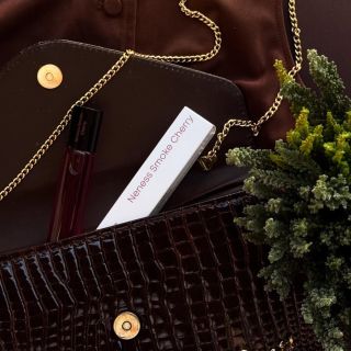 Objevte kouzlo Neness Smoke Cherry ✨ Charismatická unisex vůně, která spojuje smyslnost, tajemno a exotickou hloubku. 🍒 V...